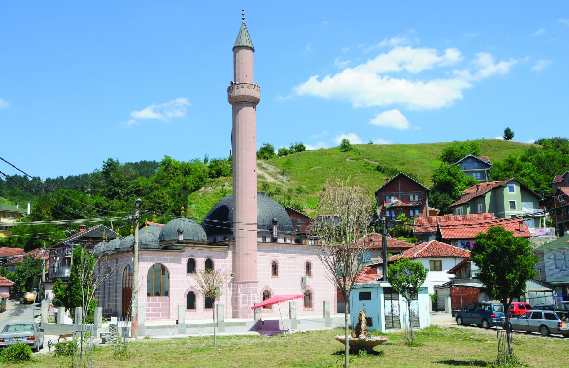 Vanjski izgled Kurd Čelebijine džamije poslije obnove, sa novim minaretom i kupolom