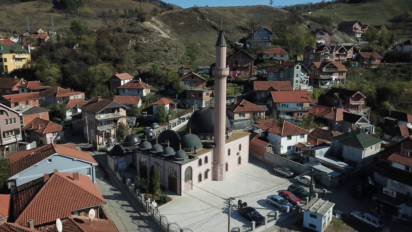 Džamija i okolno naselje iz vazduha